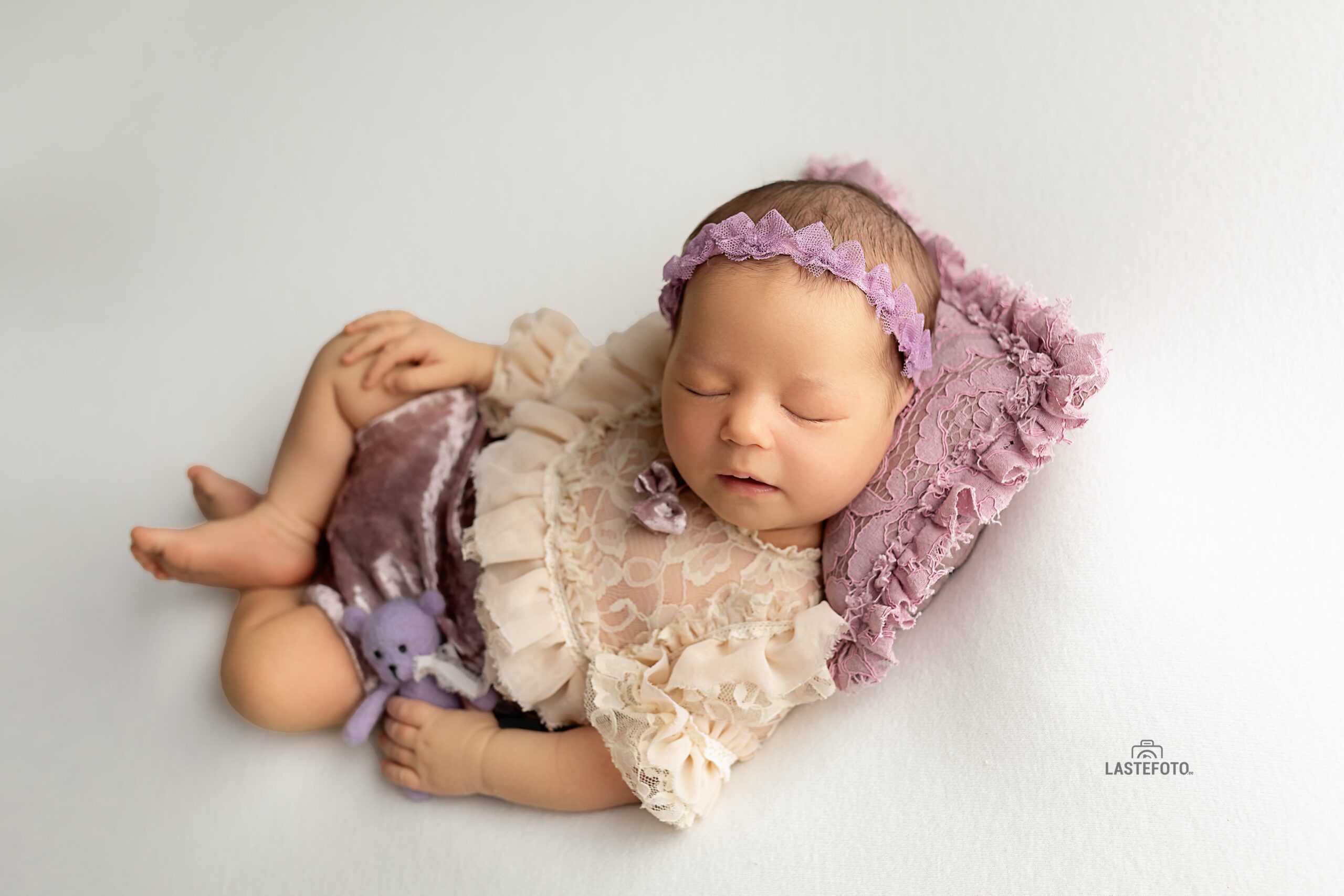 Baby Photographer: 4 Important Things to Consider When Choosing a Baby Photographer